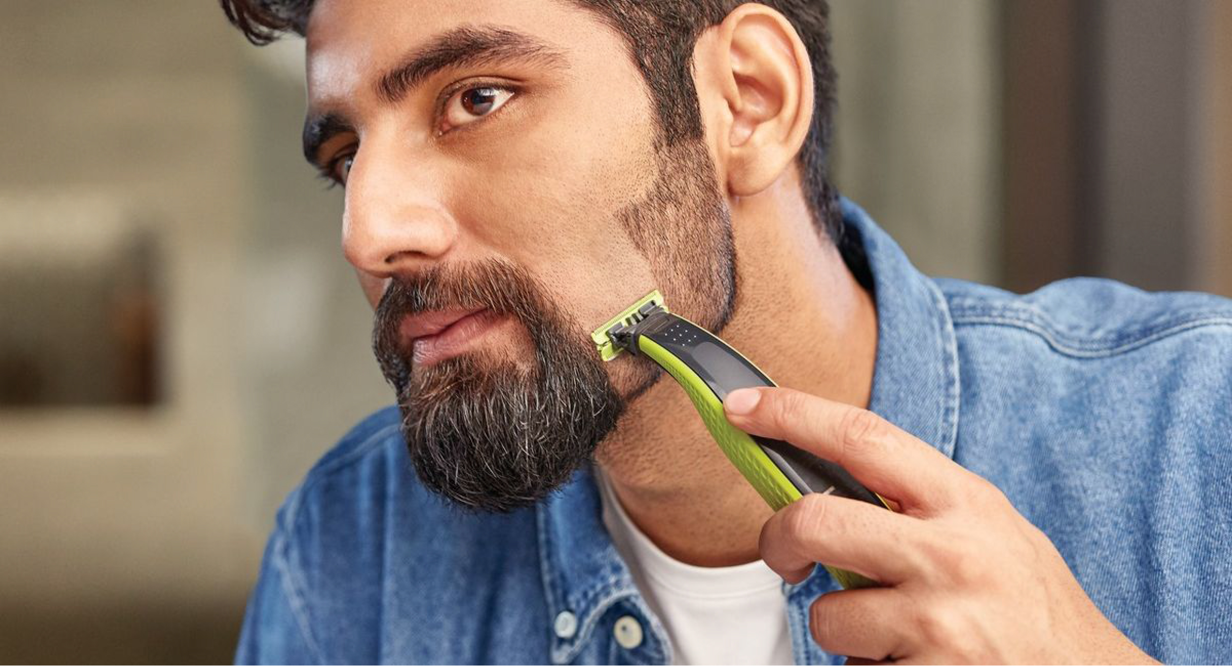 Philips OneBlade Hybrid Trimmer and Shaver with 4 Trimming Combs, ContourFollowing Technology